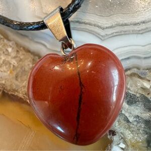 3100 Chic Red Heart Polished Stone Necklace